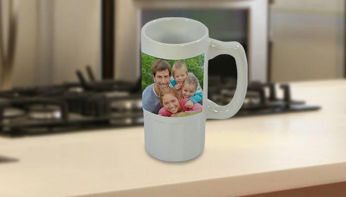 foto detalhe caneca de cerveja na mesa