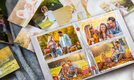 Álbum de fotos 10x15 sendo folheado, mostrando páginas internas com imagens coloridas