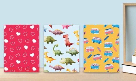 Vista superior de álbuns de fotos 10x15 fechados, organizados sobre uma mesa clara